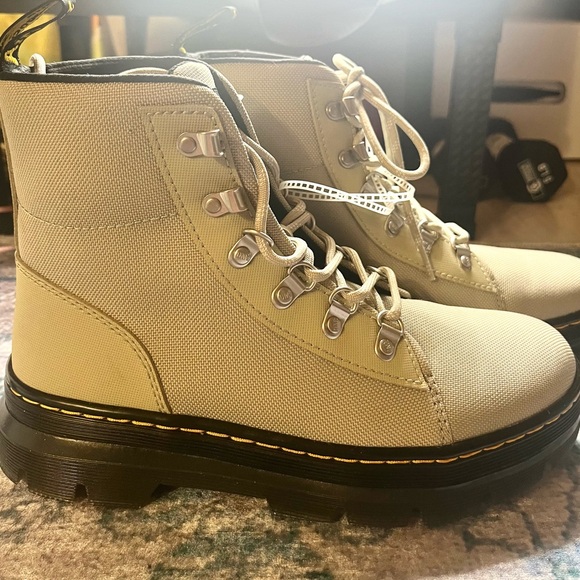 Dr Martens Women’s Cream Combat Boots Size 8 - Picture 8 of 9